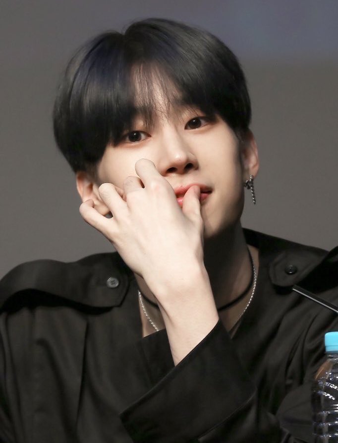 lilacxcrescent's tweet photo. คนที่ผมชอบ                      พี่ชายของเขา
คนที่มาจีบเขา                      ผม https://t.co/qcJtUhlpCe