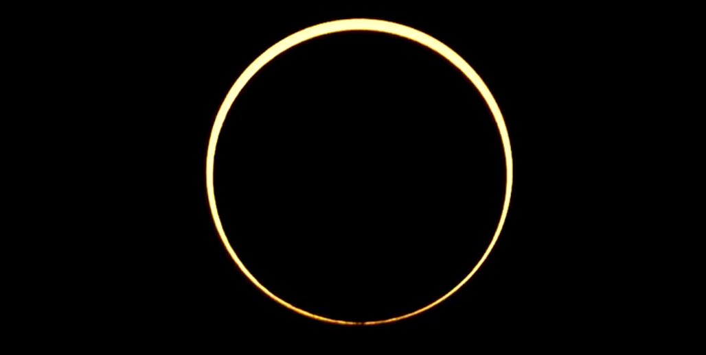 AstroJonah's tweet photo. This beautiful ring of fire was visible in Singapore, India, Malaysia, Indonesia and the Philippinesπ #SolarEclipse #Eclipse #Eclipse2019 #eclipsesolar #ChristmasEclipse https://t.co/PjvuqtWXCy