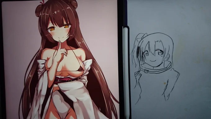 引っ越した友達の家にきたらゾンビさんの三年くらい前のお絵描きノートまで引っ越しに連れてきたらしいので、少し見えにくいけど比較してたいやぁ……上手くなりましたねぇ…… 