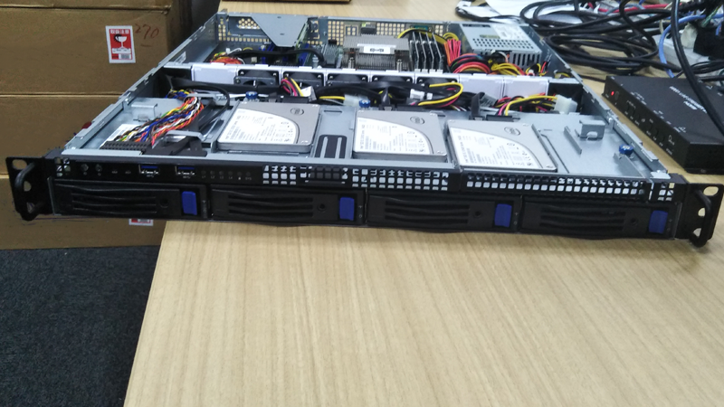 dospara_web's tweet photo. 新型法人向けサーバーのご紹介
【THIRDWAVE Pro SERVER N2110】
・第3世代 AMD Ryzen搭載。最大16コア・32スレッド
・メモリ最大64GB
・4つの3.5インチホットスワップベイ搭載
内臓ディスクも含めると最大搭載可能ディスク数は6基!
https://t.co/GvfvQuQ4qs #TWPro #法人向けサーバー https://t.co/BrYv74wZti