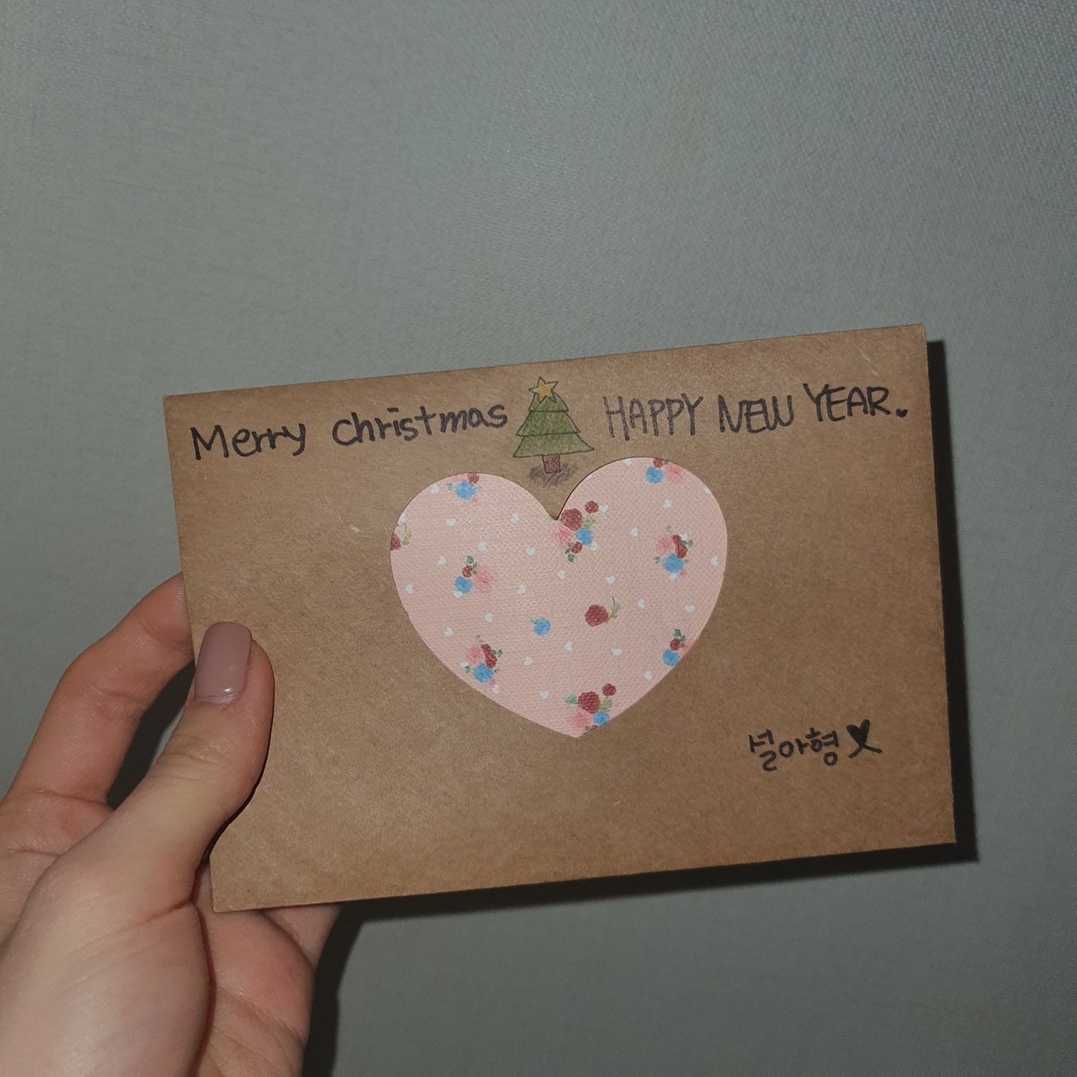 [#우주소녀 #설아]
여름이가 우주소녀에게 편지를 써줬다. 크리스마스카드라고 한다♡ 내용은 비밀♡♡
여름이는 왜 그렇게 친절할까? 여름아 너 말대루 다 그렇게하자♡♡♡