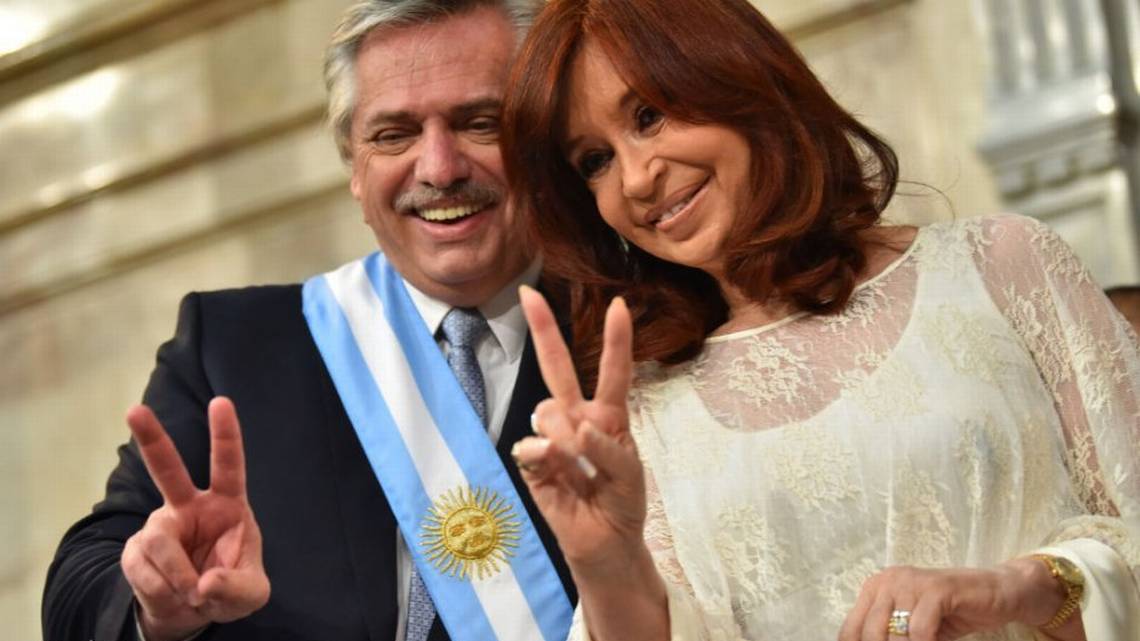 oppenheimera's tweet photo. Argentina seguirá siendo un país económicamente inviable mientras sus 9 millones de trabajadores en el sector privado continúen pagando por un total de más de 15 millones de empleados gubernamentales, pensionados y subsidiados:  https://t.co/96FrVCtBl6 @elnuevoherald https://t.co/Yo3JIuJmEZ