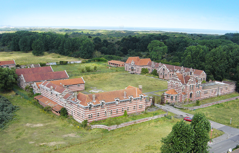 La ferme Nord va revivre !
Le projet de réhabilitation a été lauréat de l'appel à projets de l'Etat "Réinventer le #patrimoine".
D'ici 2022, il accueillera :
- une halte🚲
- des usages touristiques 
- un espace muséal mémoriel
- la maison "Grand site de France"

(Photo © D.R.)
