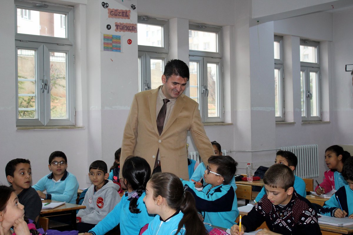 Kaymakamımız Sn. <a href="/KalayliOmer/">Ömer Kalaylı</a>  ve İlçe Milli Eğitim Müdürümüz Sn. <a href="/yagcimehmet27/">Mehmet YAĞCI</a> , Necibe Nalkıran Ortaokulumuzda yapımı tamamlanan Şehit Eyüp KURT Kütüphanemizin açılışını gerçekleştirdi. Gerçekleştirilen açılışa Şehit Aileleri, Öğretmenlerimiz ve öğrencilerimiz katıldı.