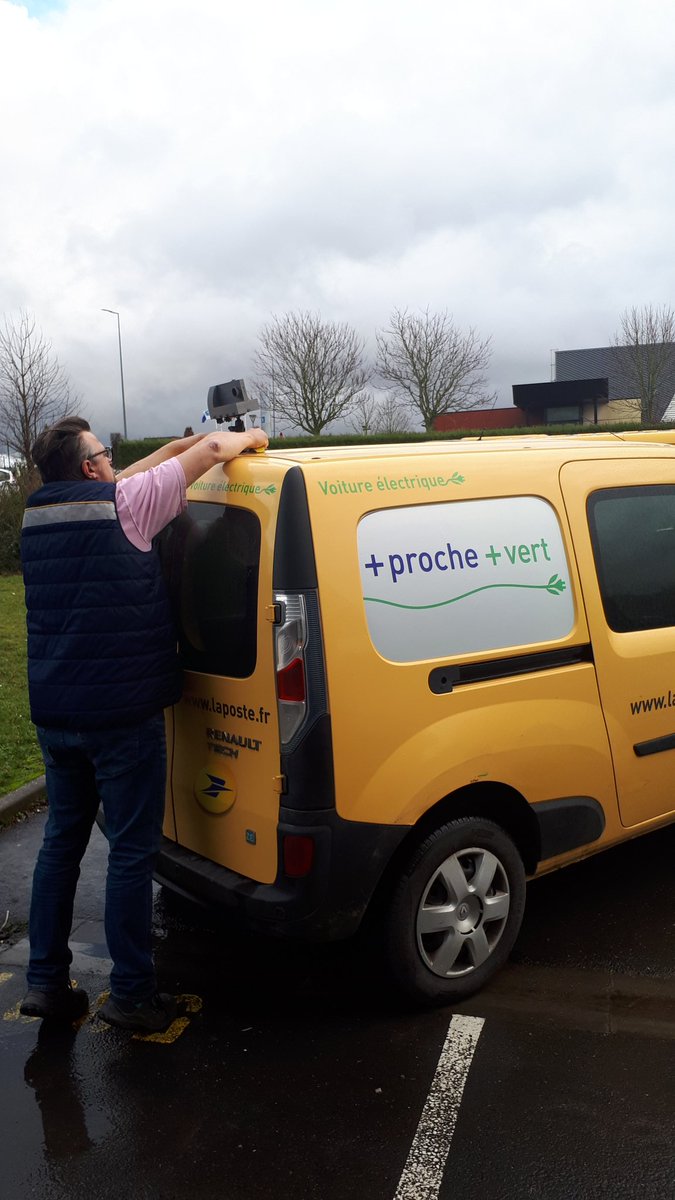 LPNews_HDF's tweet photo. A Caudry les facteurs sont equipés d'une caméra pour réaliser un audit de la voirie #geoptis #laposte #NORD https://t.co/rdk2pTzuyy