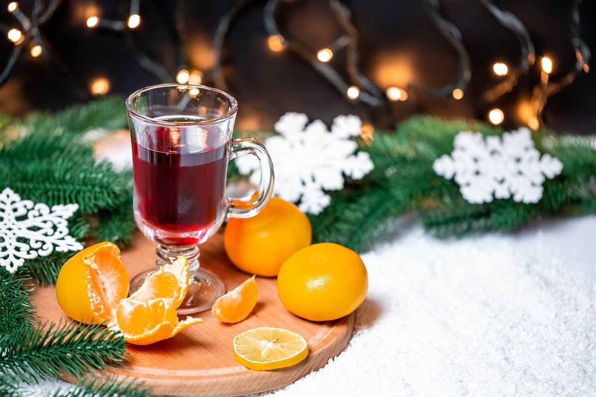 _FunAmsterdam's tweet photo. Winter is here, and FunAmsterdam has some great activities ready for you during this time. From a Glühwein Cruise to indoor dart football, you name it! Check out our website for more information. https://t.co/1LxiIt8SZR