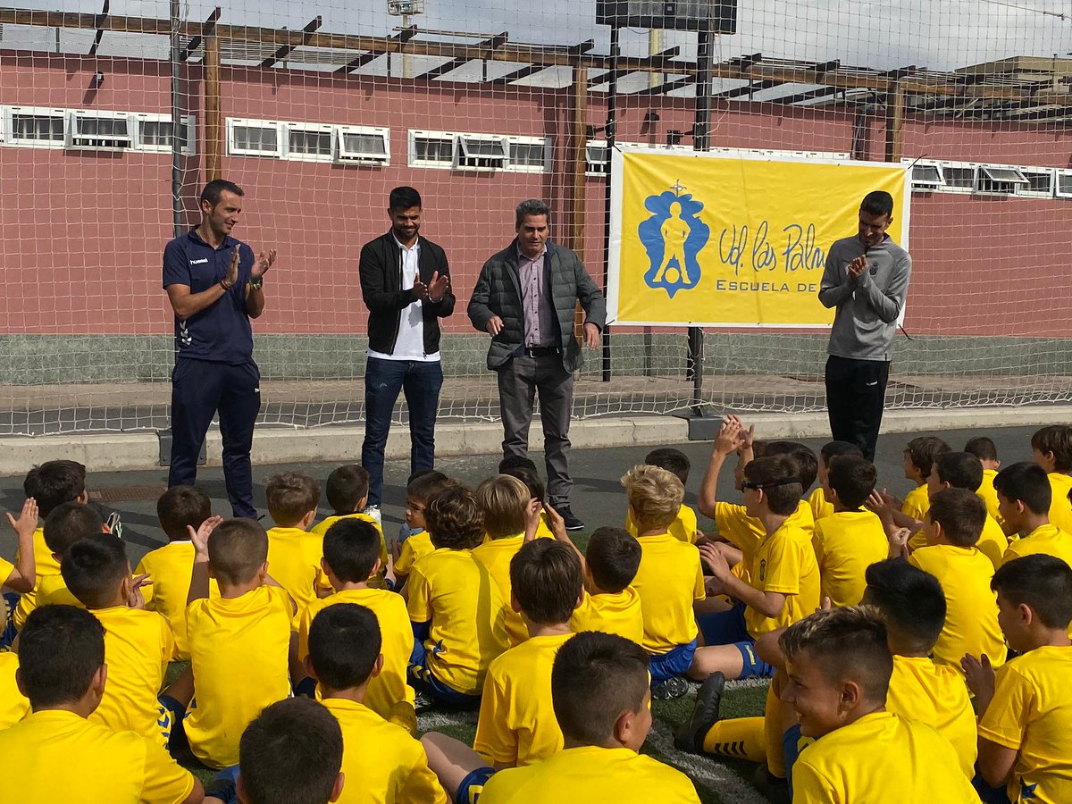 😃Aythami Artiles visita el Clinic de Navidad UDLP 👏🏽
💛💙
bit.ly/398fpHr