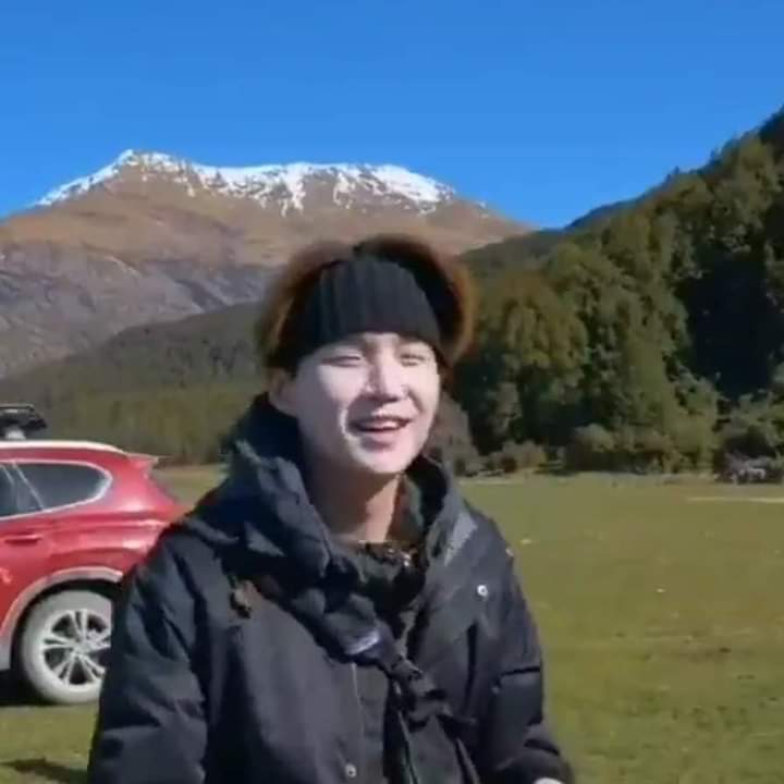 caramel_ssi's tweet photo. yoongi getting scared to get dark. https://t.co/jjXMkJbJAq
