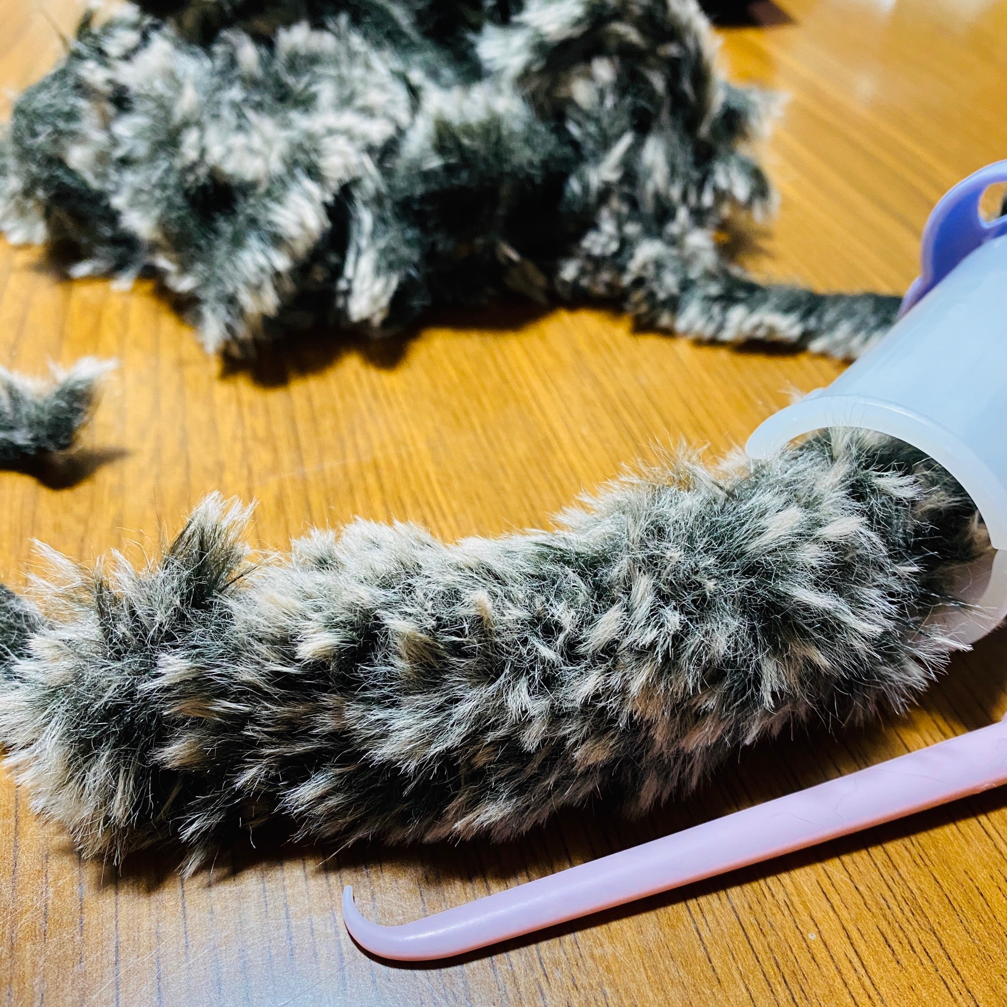 ちゑこ Seriaにキャットヤーンと言う猫そっくりの毛糸があったので Daisoのリリアン で編んでみたらリリアン の筒の下から期待通りの猫尻尾がニョキニョキ生えてくる 飼えないんだけど猫が触りたい気分 の時に気晴らしに触るのにちょうど良さげ そんな