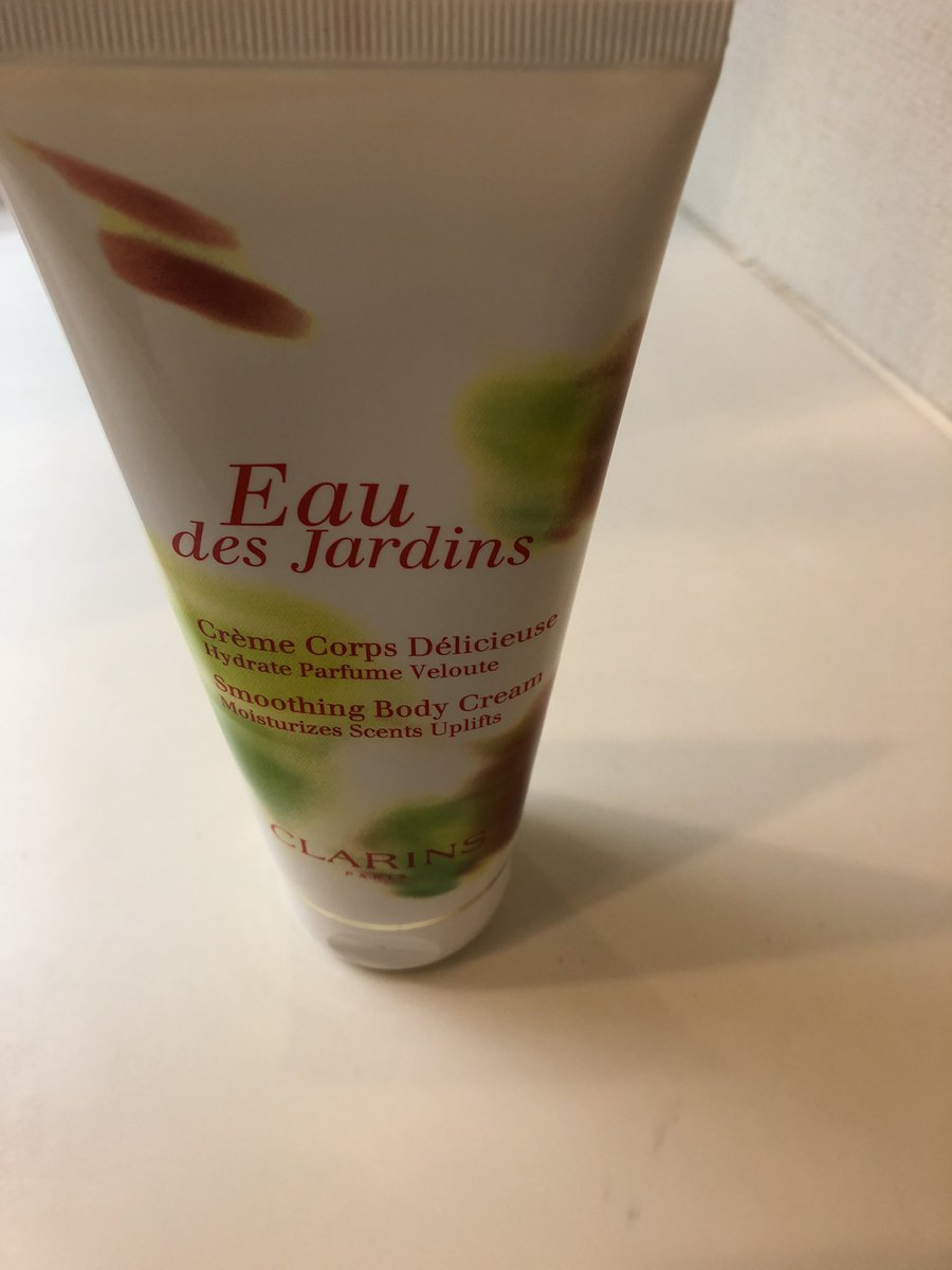 なうなうpresentfuture マツキヨ ボディクリーム クラランス 一枚目の マツキヨの泡洗顔おすすめー ニベアスキンミルクのさっぱりは この冬一番ハマった ボディクリーム クラランスのボディクリームは すんげー香りがよいから たまーに使うの