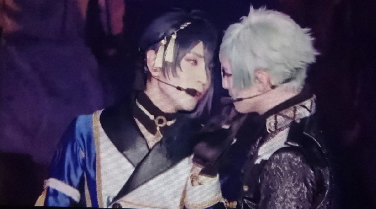 冒頭の小狐丸と髭切といい、三日月と膝丸も近っ！ そして兄者の投げ