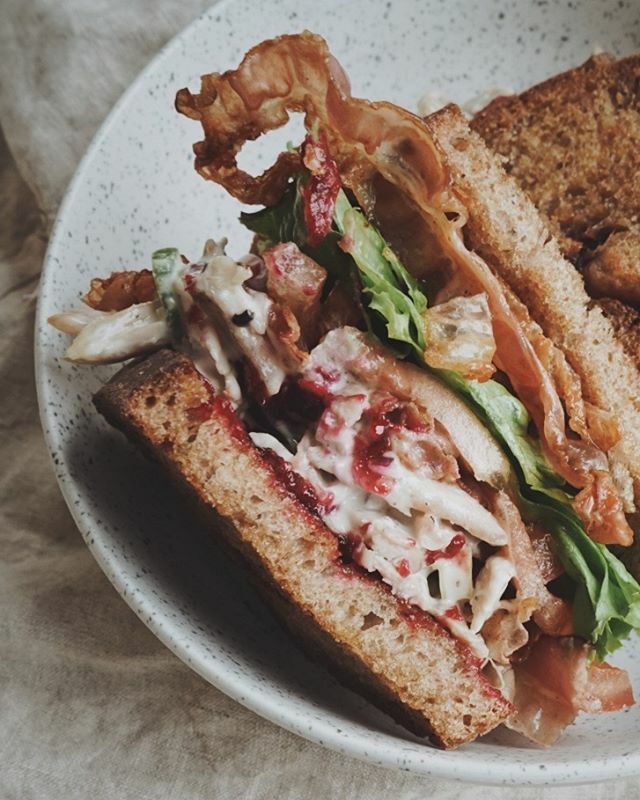 Un bon petit sandwich à la dinde avec les restes de la veille ça vous tente? Voici la combinaison la plus délicieuse : dinde, bacon, laitue, sauce aux canneberges... le reste des ingrédients sur fraichementpresse.ca 🤤
-
-
-
#Fraichementpresse #sandwi… bit.ly/2EUNc94