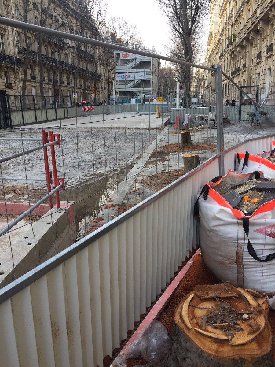 N_Lesur's tweet photo. Ah oui, peut-être parce que les arbres sont bien gênants pour faire des travaux : à deux pâtés de maison de là, on en a abattu 8 pour creuser un escalier d’évacuation d’Eole.
8 au lieu des 2 annoncés d’ailleurs. https://t.co/SOxvqsArbo