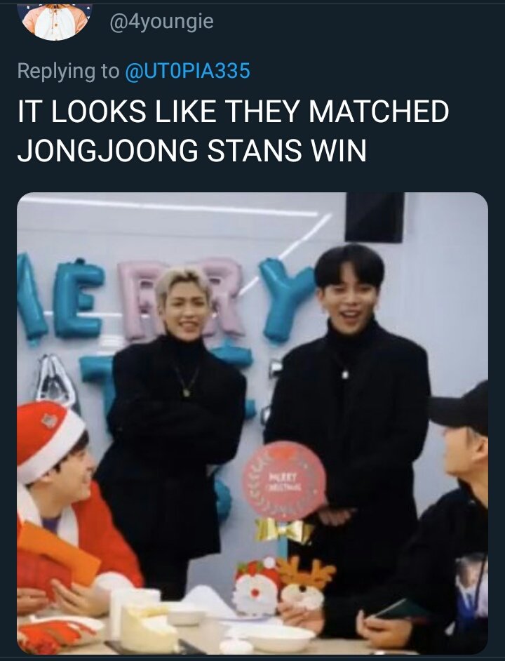 Moots tellin' they noticed HongHo having similar clothes alhdlsdjsljs  black turtle neck necklace black suits(?)