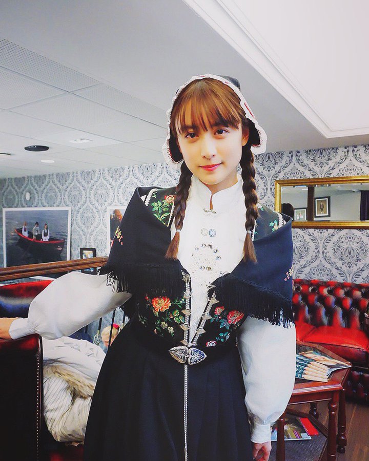 山本美月 まるで アナ雪 ノルウェーの民族衣装姿に かわいすぎ 惚れた の声続出 ふたまん
