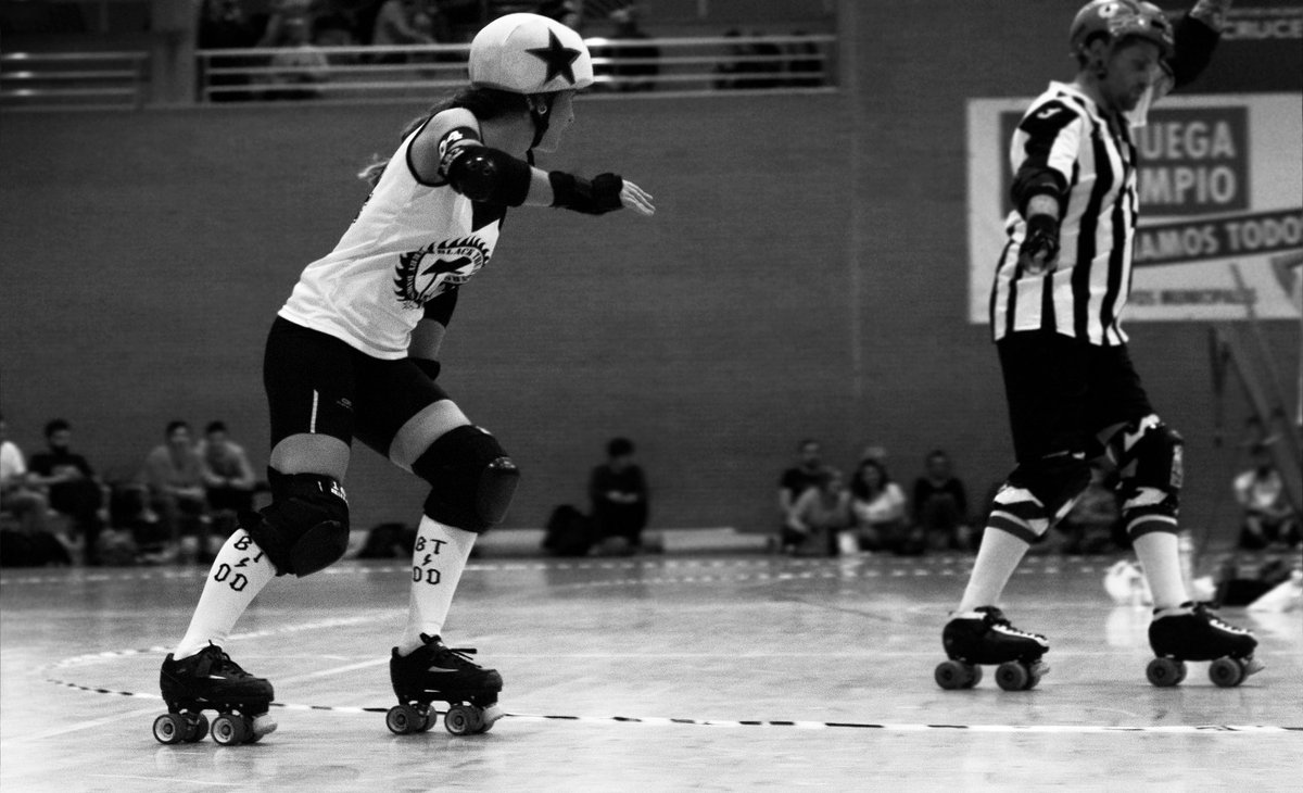 El equipo femenino madrileño <a href="/BlackThundersRD/">Black Thunders Madrid</a> practica el #RollerDerby, un deporte minoritario que cada día tiene más adeptos. ¿Quieres saber por qué? Descubre su origen, características y filosofía en: bit.ly/34QHu2k 👈🏼