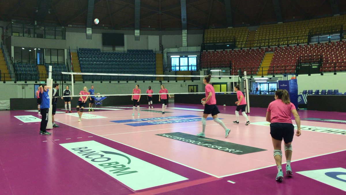 VeroVolley's tweet photo. 🏟️ La #SaugellaMonza è già in campo alla @CandyArenaMonza!

📌 Rifinitura in corso, appuntamento alle 17 per il #XmasMatch contro @Azzurra_Volley 

#VV 💙 #2GETHER https://t.co/nRn1egyaZh