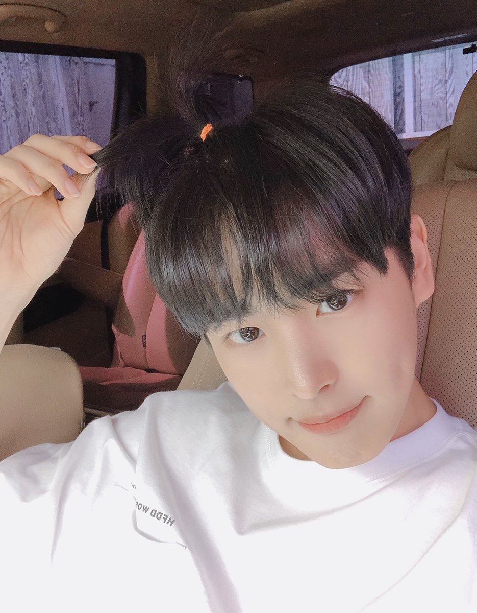NewWorld_VICTON's tweet photo. [#병찬] 병차니의 목요일 선물~!!
💕💕🐥🐶🐥🐶
먼저 MBTI 병차니!
일단 간단하게 해봤어염!
그리고 시크릿 사진!! 주차장에서
대기중일 때..사과머리 도전..ㅎㅎ! https://t.co/mlcGq4Odrh