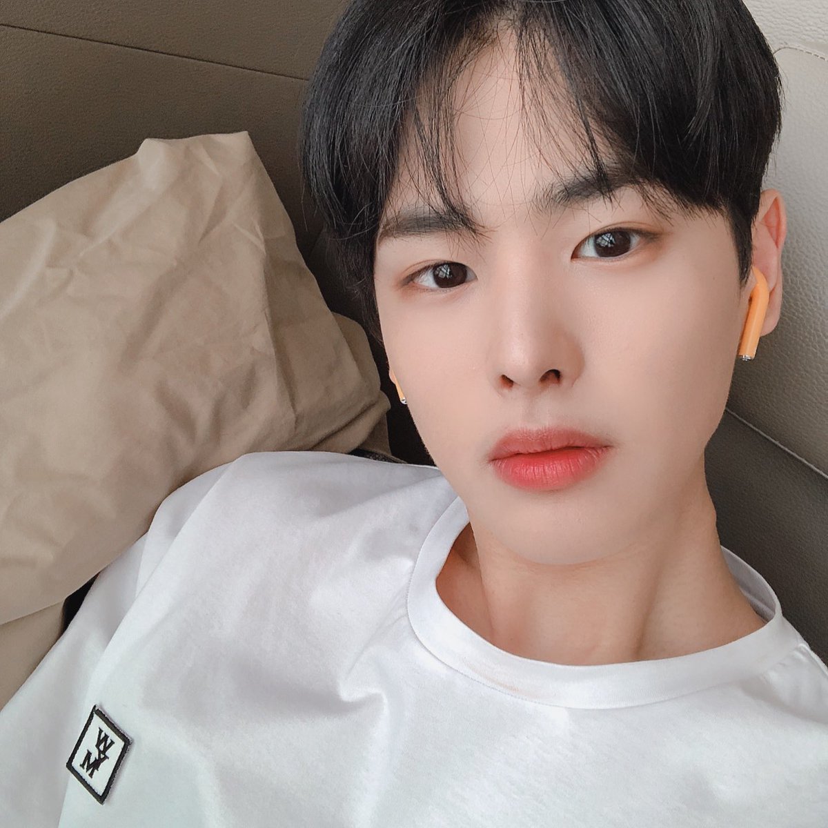 NewWorld_VICTON's tweet photo. [#병찬] 병차니의 목요일 선물~!!
💕💕🐥🐶🐥🐶
먼저 MBTI 병차니!
일단 간단하게 해봤어염!
그리고 시크릿 사진!! 주차장에서
대기중일 때..사과머리 도전..ㅎㅎ! https://t.co/mlcGq4Odrh
