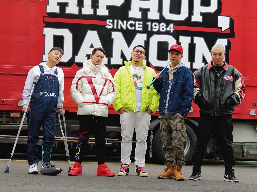 Simondominic_TH's tweet photo. [INFO]  คืนนี้เวลา 4 ทุ่ม ไซม่อนดีและ สมาชิกDAMOIM จะไปนั่งพูดคุยกันในรายการวิทยุ Rap House On Air ค่ะ

#쌈디 #사이먼도닉 #SimonDominic #AOMG
#DAMOIM #84Line #แก็งลุง https://t.co/D2M8VA0Q00