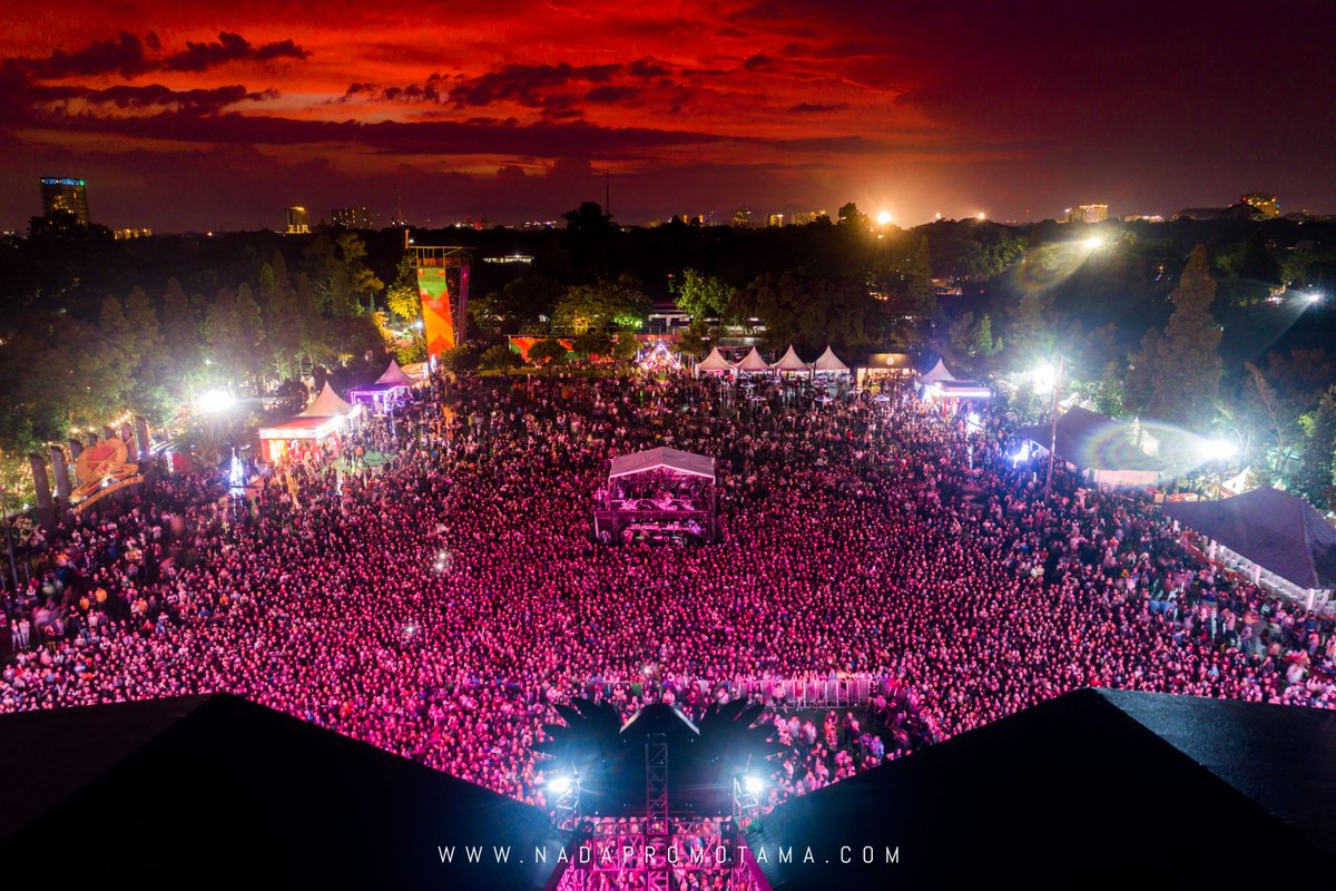 Senja Bandung di acara Now Playing Festival
.
Lap. Pussenif Bandung
22 Desember 2019
.
📷: <a href="/akhmaddody/">Akhmad Dody F</a>
#Nadapromotama #NowPlayingFest #NowPlayingFestivalBandung