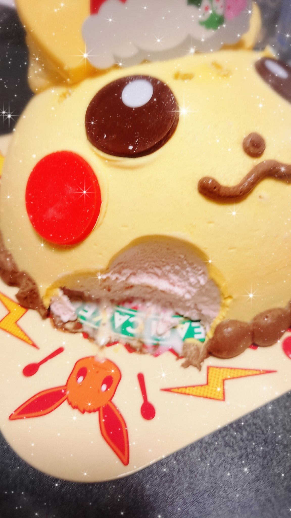たむりん ポケモン O W O 昨日は家族で クリスマスパーティー ピカチュウアイスケーキ好評だた 娘が張り切ってロウソク刺してた 今夜も残りのアイス食べる 来年もポケモンのアイスケーキ あったらいいなぁ T Co