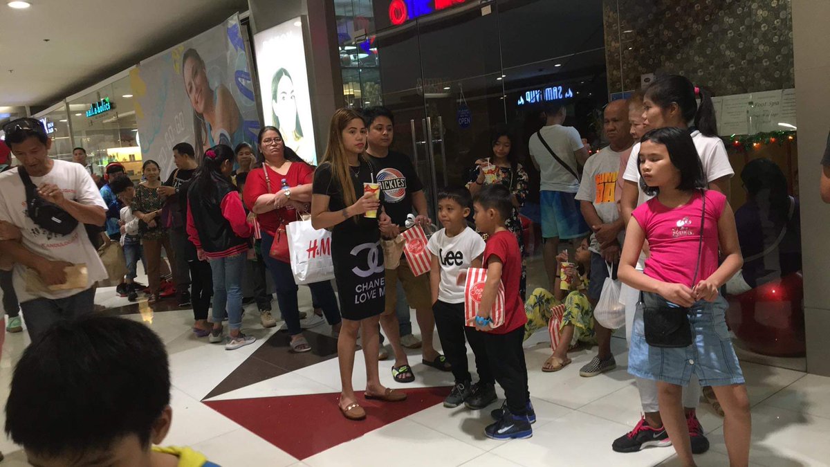 Mavick6719's tweet photo. Dahil financier ako at masunurin ate ko.....eto pics na pinadala nya!😁😁
Cinema 1 SM Fairview at 6:00 pm show
#MissionUnstapabol haba ng pila per my Ate 😊😊
#UNSTAPABOLSaya di ba?🤗
@mainedcm ♡ #MaineMendoza 

@DirekMike @MBUycoco @macmendoza75 https://t.co/sxgUxDgozs