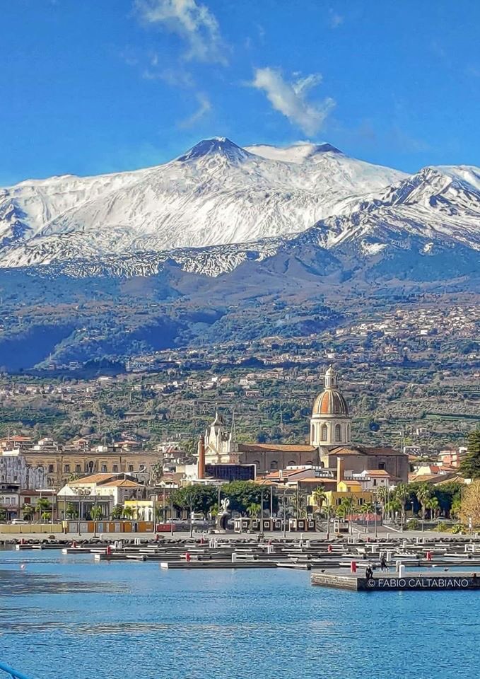 Lasiciliaweb's tweet photo. L’Etna questa mattina visto da Riposto (Ct) - foto Fabio Caltabiano #Riposto #Etna #sicilia #sicily #italia #italy https://t.co/my9gBlSdU5