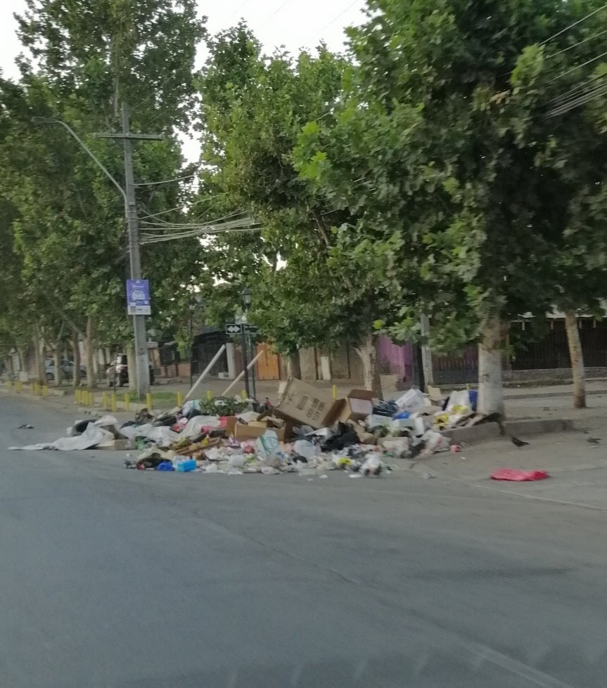chankletero's tweet photo. @ReneDeLaVegaF, haga algo con el problema sanitario de conchali, basura en todas las esquinas! https://t.co/pm6bOZRbEO