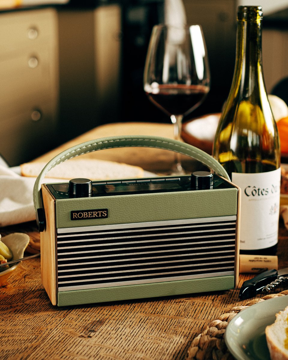 RobertsRadioUK's tweet photo. And so the celebration continues. Enjoy a day of relaxation, indulging, and long conversations around the kitchen table —with the perfect soundtrack, of course. #BoxingDay #Leftovers #Family #Celebration #Relaxation #RobertsRadio #Roberts #Radio #Design #AudioIsEverything https://t.co/Ki80irgMSi