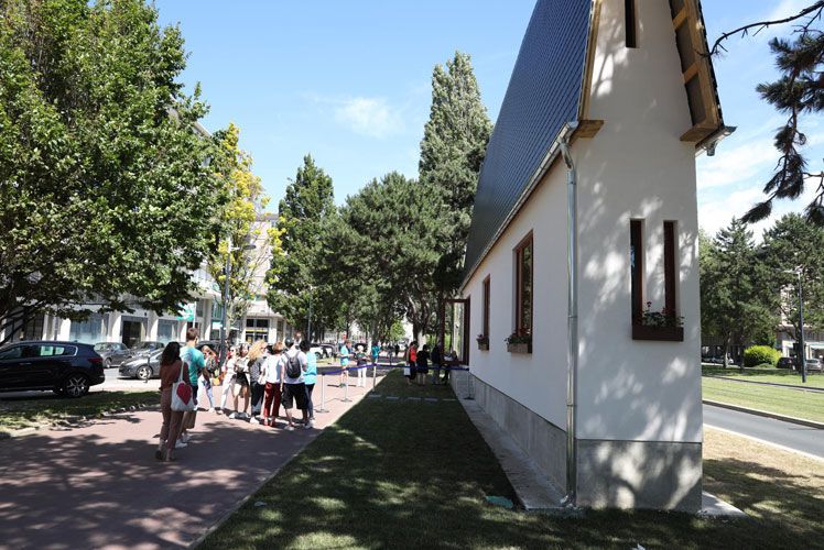 LH_LeHavre's tweet photo. Quelque chose de magique...
Vous n'avez pas encore visité la Narrow House d'Erwin Wurm ? Vous avez jusqu'au 5 janvier pour découvrir cette maison qui est la plus étroite du monde.
A ne pas manquer !
➡️ Plus d'infos sur : https://t.co/RhOIv8xrVN https://t.co/4Kc7ew1O1p