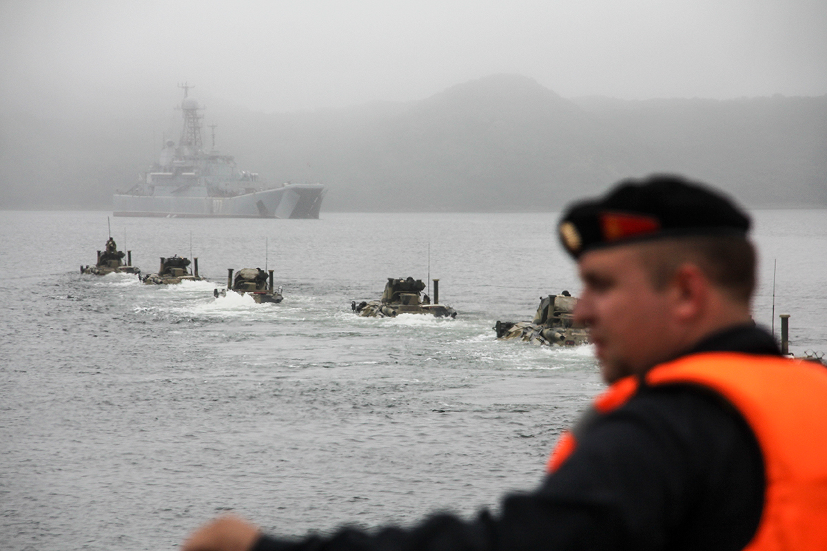 Высадка море. Морская пехота России БДК. Морская пехота высадка десанта с БДК РФ. Высадка морской пехоты БДК Саратов. Морская пехота ВМФ России БТР 82 А.