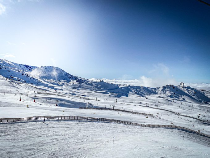 alfojea's tweet photo. #PistasBlancas: En https://t.co/qlcuPBWSm5 te contamos todas las novedades que ofrece Sierra Nevada en estas fechas con mucha nieve y mejor tiempo.Mira esta toma desde el area del Veleta. #SnowSpain https://t.co/hKdfNPCFOs