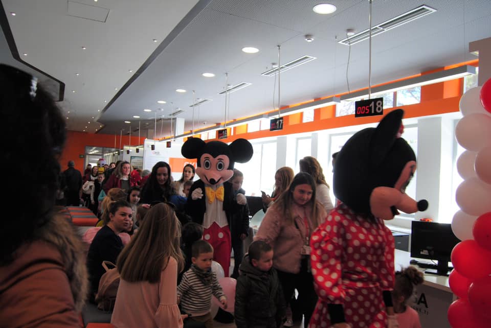 ADISA_Al's tweet image. #ADISA Gjirokastër ka kthyer në traditë tashmë prej 3 vitesh festën e fundvitit me fëmijët. Këtë vit, pjesëmarres kishim femijët nga Qendra Terapeutike për Zhvillim, të cilët sollën shpirtin e festës dhe u argëtuan me shfaqjen me kukulla dhe animatorë. #GëzuarFestat!