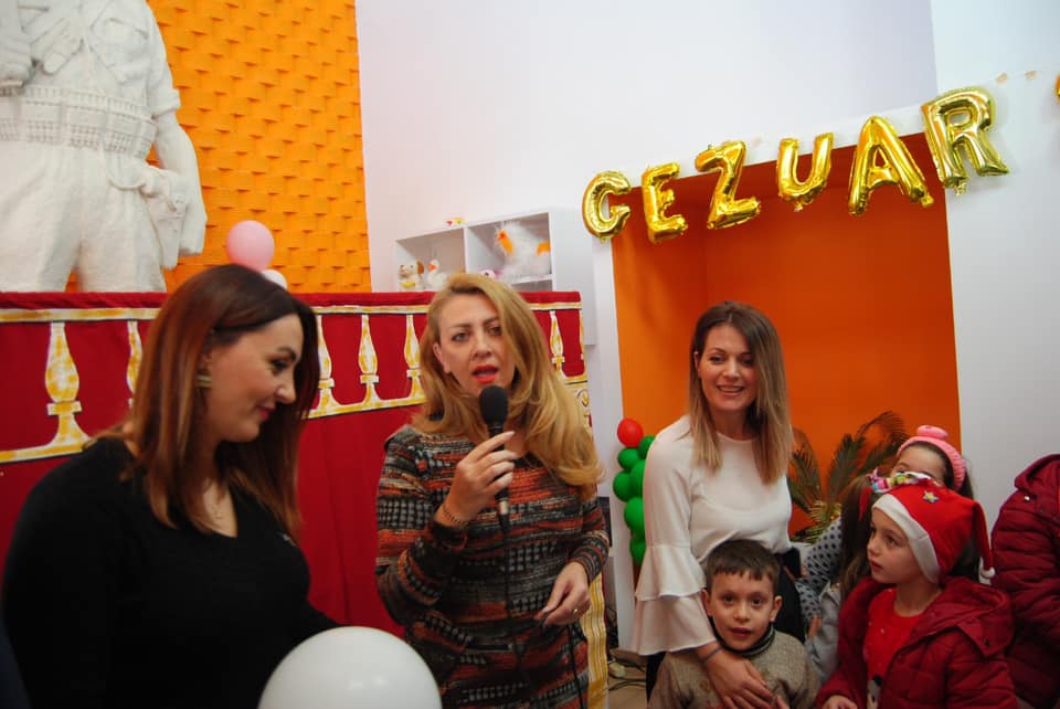 ADISA_Al's tweet image. #ADISA Gjirokastër ka kthyer në traditë tashmë prej 3 vitesh festën e fundvitit me fëmijët. Këtë vit, pjesëmarres kishim femijët nga Qendra Terapeutike për Zhvillim, të cilët sollën shpirtin e festës dhe u argëtuan me shfaqjen me kukulla dhe animatorë. #GëzuarFestat!