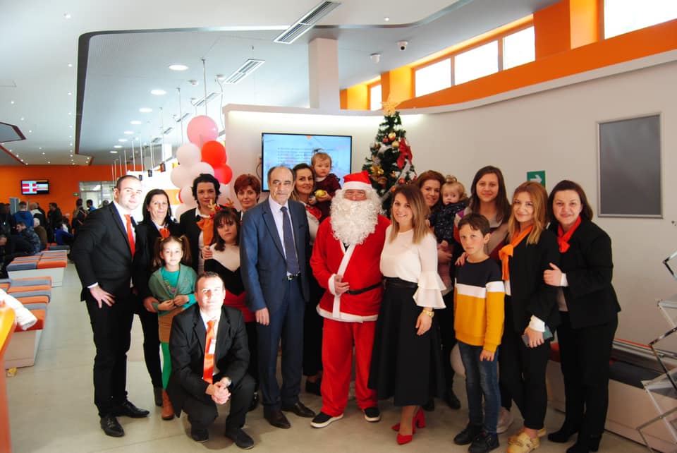 ADISA_Al's tweet image. #ADISA Gjirokastër ka kthyer në traditë tashmë prej 3 vitesh festën e fundvitit me fëmijët. Këtë vit, pjesëmarres kishim femijët nga Qendra Terapeutike për Zhvillim, të cilët sollën shpirtin e festës dhe u argëtuan me shfaqjen me kukulla dhe animatorë. #GëzuarFestat!