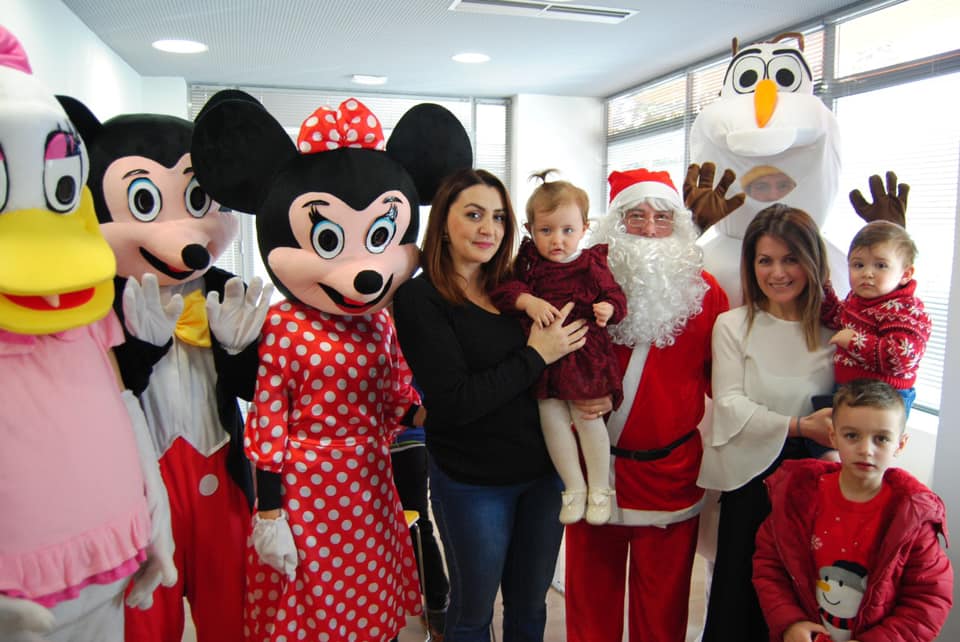 ADISA_Al's tweet image. #ADISA Gjirokastër ka kthyer në traditë tashmë prej 3 vitesh festën e fundvitit me fëmijët. Këtë vit, pjesëmarres kishim femijët nga Qendra Terapeutike për Zhvillim, të cilët sollën shpirtin e festës dhe u argëtuan me shfaqjen me kukulla dhe animatorë. #GëzuarFestat!