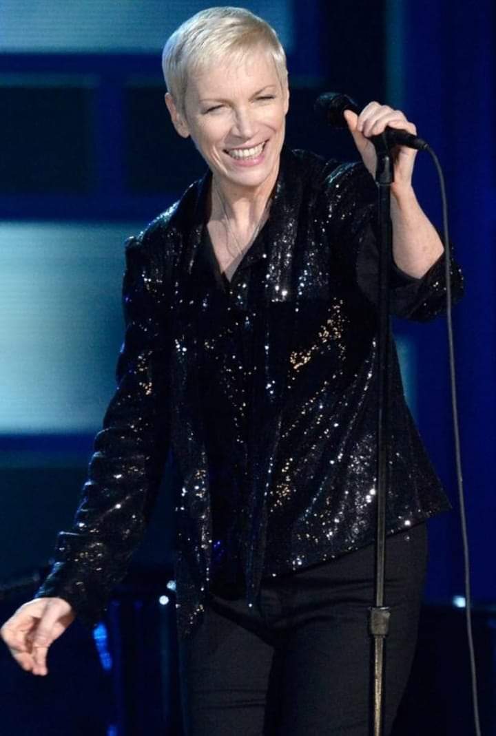 Happy birthday annie lennox  singer former partner of dave stewart proffesionally and personally  . 