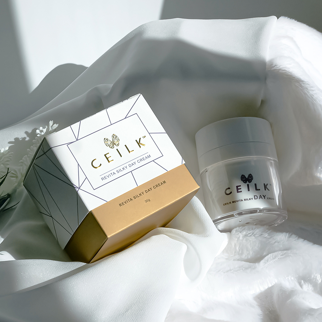 ceilkofficial's tweet photo. CEILK | DAY CREAM ปกป้อง UV พร้อมฟื้นบำรุงผิวในหนึ่งเดียว

แดดเมืองไทย  ส่งผลให้ผิวหมองคล้ำ เกิดริ้วรอย ฝ้า จุดด่างดำ

ก่อนออกจากบ้านทุกครั้ง เราควรเตรียมผิวให้พร้อม แต่จะลงกันแดดอย่างเดียวคงไม่พอ บำรุงและปกป้องผิวไปพร้อมกันด้วย CEILK REVITA SILKY DAY CREAM 

ติดต่อ Line: @ceilk https://t.co/r8BURdwA5h