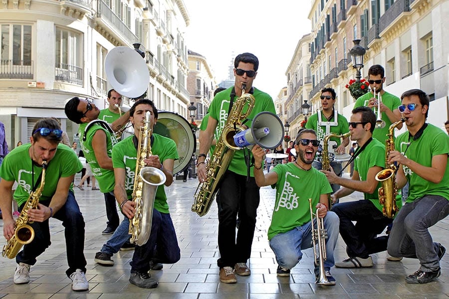 CulturaElEjido's tweet photo. Además, este año la XXXII Carrera Urbana San Silvestre 2019 será acompañada por la banda Befunkbop Street Show. Al terminar la carrera, os esperamos en la Plaza del Teatro con el cuenta cuentos "El muñeco de nieve" a las 18h.

¡Felices fiestas! https://t.co/CPXfYtv04R