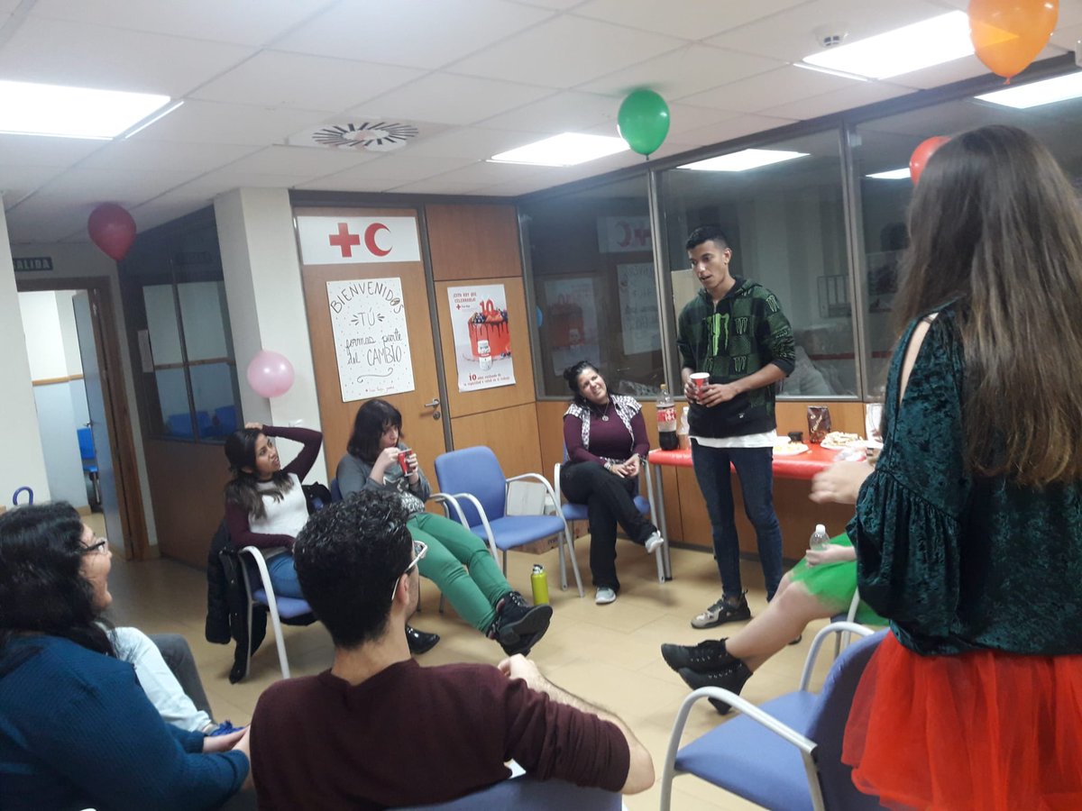 CRJAndalucia's tweet photo. En la vacaciones las voluntarias y equipo técnico aprovechamos para pasar tiempo juntas🥰 y disfrutar las unas de las otras 👫👫. Las compañeras de #CRJSevilla disfrutaron hace unos días de una vida asociativa 🤝 con un Scape-Room para finalizar el año 2019 por todo lo alto. 🎉😁 https://t.co/kMhyTcQJxx