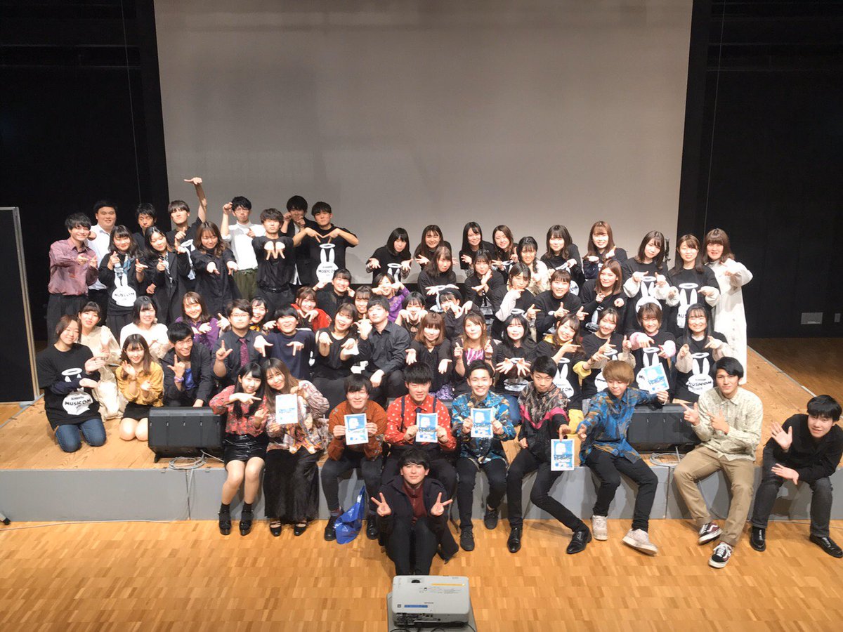 smile_teiki's tweet photo. 東北福祉大学アカペラサークルMUSICOMさんの主催ライブ【会心の一撃】にマジで人惹く5秒前が出演させていただきました！🚗

MUSICOMの皆様と、A CAPPELLA QUESTのフライヤーを持ってパシャリ📸 https://t.co/E76zPqSojP