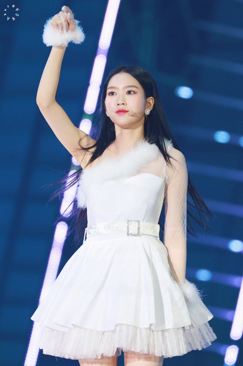 0404Azure's tweet photo. 191225 SBS가요대전 
#오마이걸  #OHMYGIRL #지호 #JIHO #ジホ
@WM_OHMYGIRL 
HAPPY BOXING DAY~ https://t.co/h0vq9OS6lc