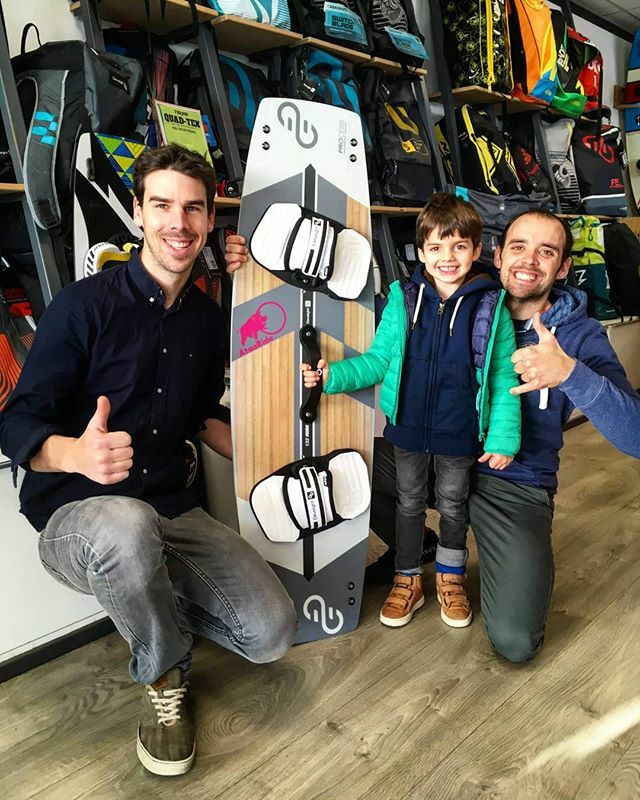 AtaoRide's tweet photo. La graine de champion avec l'Eleveight Process !! 😍🤩
.
.
#ShapeYourRide #AtaoRide #Atao #AtaoRider #Kitesurf #Kiteboard #Kitesurfing #Kiteboarding #Kite #ride #riding #newshop #KitesurfShop #eleveightkites #elev8 #eleveight #eleveightfrance #eleveigh… https://t.co/QOdn8Wsmm9 https://t.co/dsigDPJ0xw