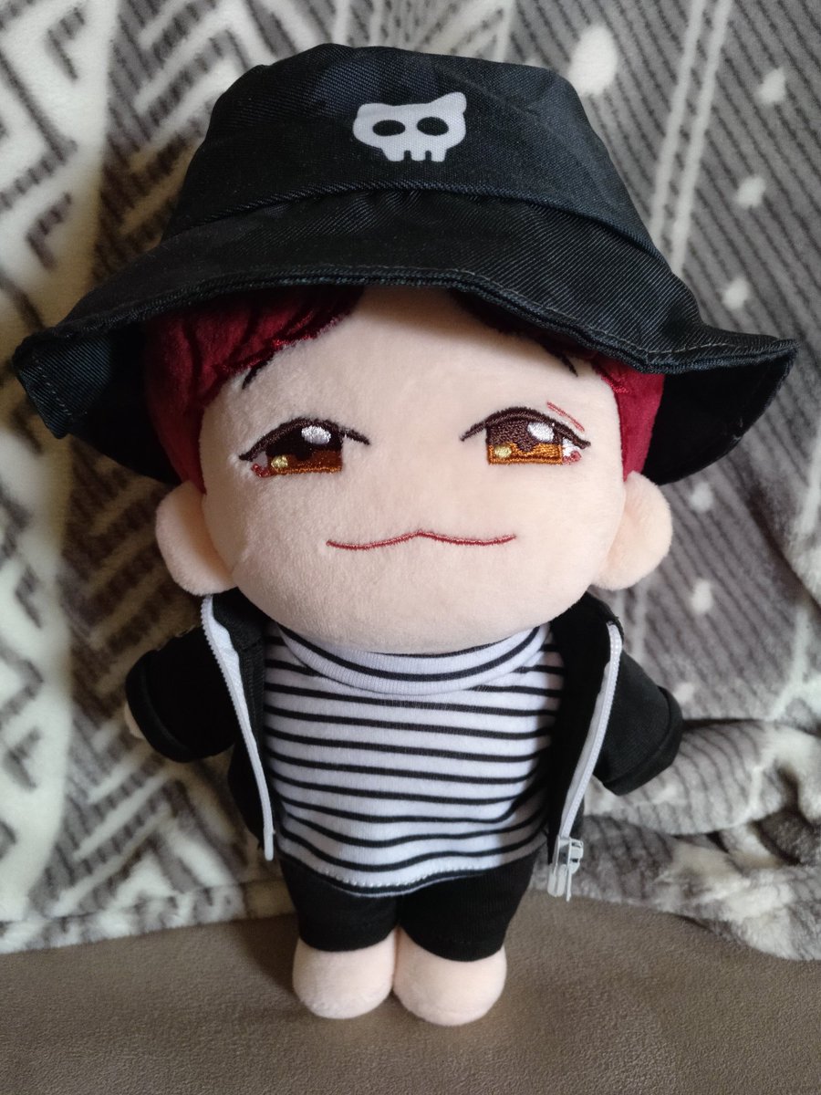 Yoongissilver's tweet photo. Finally got around to having a photoshoot with this little guy🐱💜 thank you for this adorable doll @SweetfamBTS and thank you so much for the GO @KpopGroupOrder 💜 he's the cutest😭 #annaminreview https://t.co/HLJCuTE59e