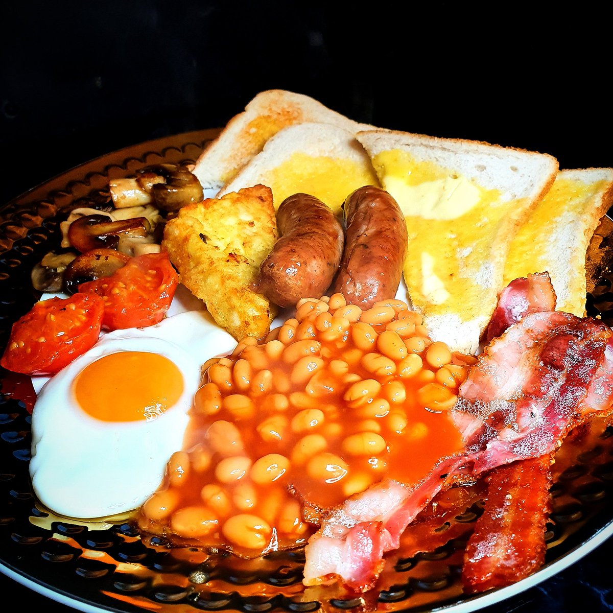lovetocook4ppl's tweet photo. A boxing day breakfast is a must ♥️
.
#fullenglishbreakfast #sausageandegg #breakfastclub #breakfasttime☕️ #breakfast #boxingdaybreakfast #weekendbreakfastclub #fryuppolice #fryup #fry #sausages #bacon #eggs #toast #weekendfood #cookedbreakfast #breakfastvibes #boxingday https://t.co/LXQsLgnaCa