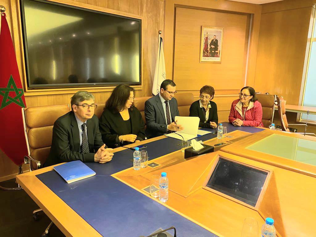 Jossour continue ses rencontres pour plus d'engagement en faveur de la parité. Hier, des membres de la <a href="/CGEM_MA/">CGEM</a> ont procédé à la signature de la charte d'engagement pour la Parité.  
#ParitéMaintenant #المناصفةدابا #Maroc