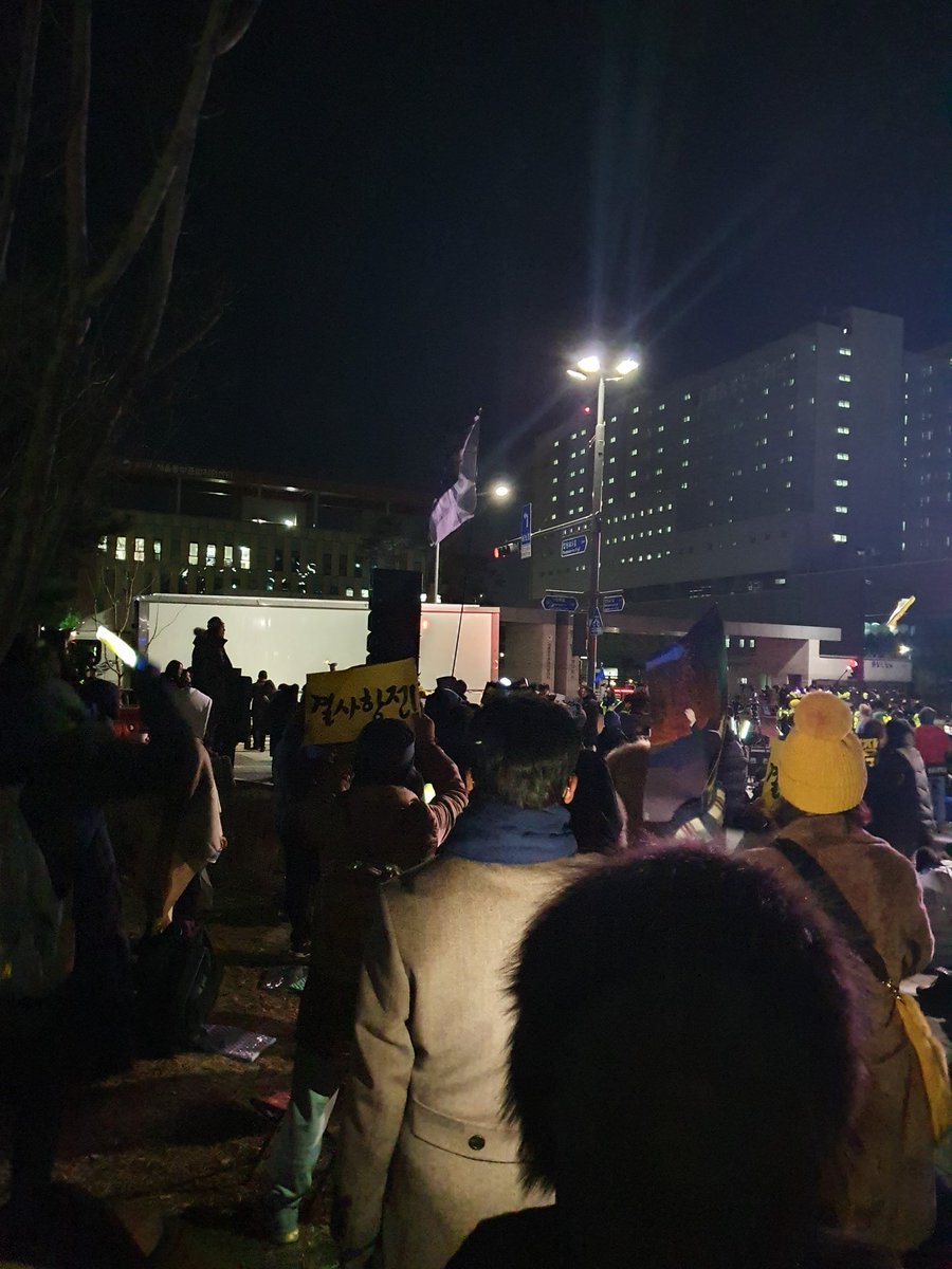 도착했습니다.
조국수호!
우리가 조국이다!
자~ 떠나자
검찰잡으러!!