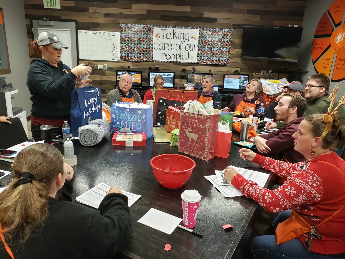 ChasingAutumn22's tweet image. White elephant in staff was, as usual, full of laughs and chaos!! Some of these gifts though! #coldhardcash #onfleek #monumental1541 @ThePacMan1541 @EdgerleTracy @LadyofTHD @WhereIsRico21 @willfromhd @DonnaBobonna80 @Rrs9kd2Sr