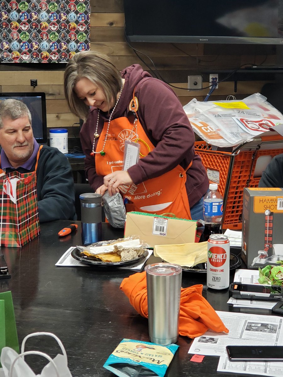 ChasingAutumn22's tweet image. White elephant in staff was, as usual, full of laughs and chaos!! Some of these gifts though! #coldhardcash #onfleek #monumental1541 @ThePacMan1541 @EdgerleTracy @LadyofTHD @WhereIsRico21 @willfromhd @DonnaBobonna80 @Rrs9kd2Sr